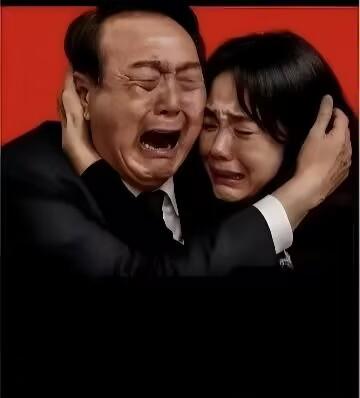 咱就说尹锡悦夫妇同一天站上被告席这事儿，真挺颠覆认知的！毕竟是前总统夫妇，这在韩