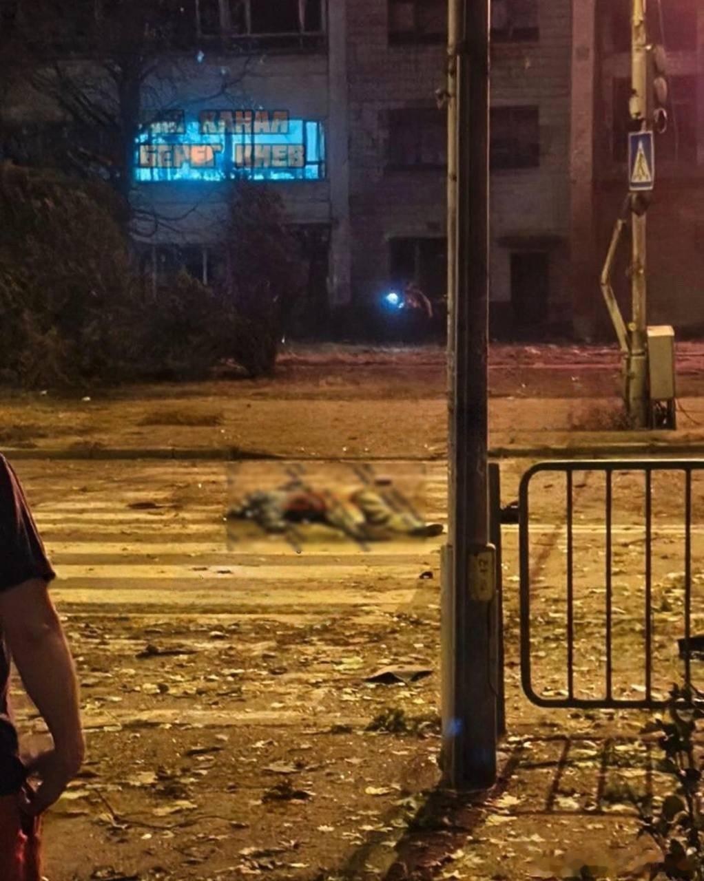 在乌克兰基辅，两个平民在路上行走被俄罗斯炸死了。 