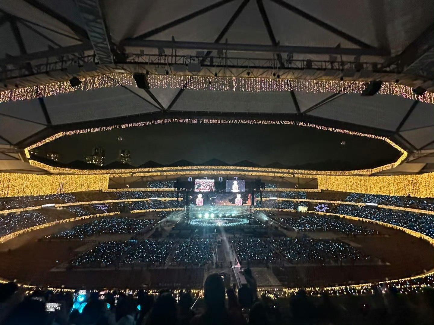 华晨宇生日场生日场的灯光亮起时，我看见你眼里的光比星星还亮。小花们在台下挥舞着荧