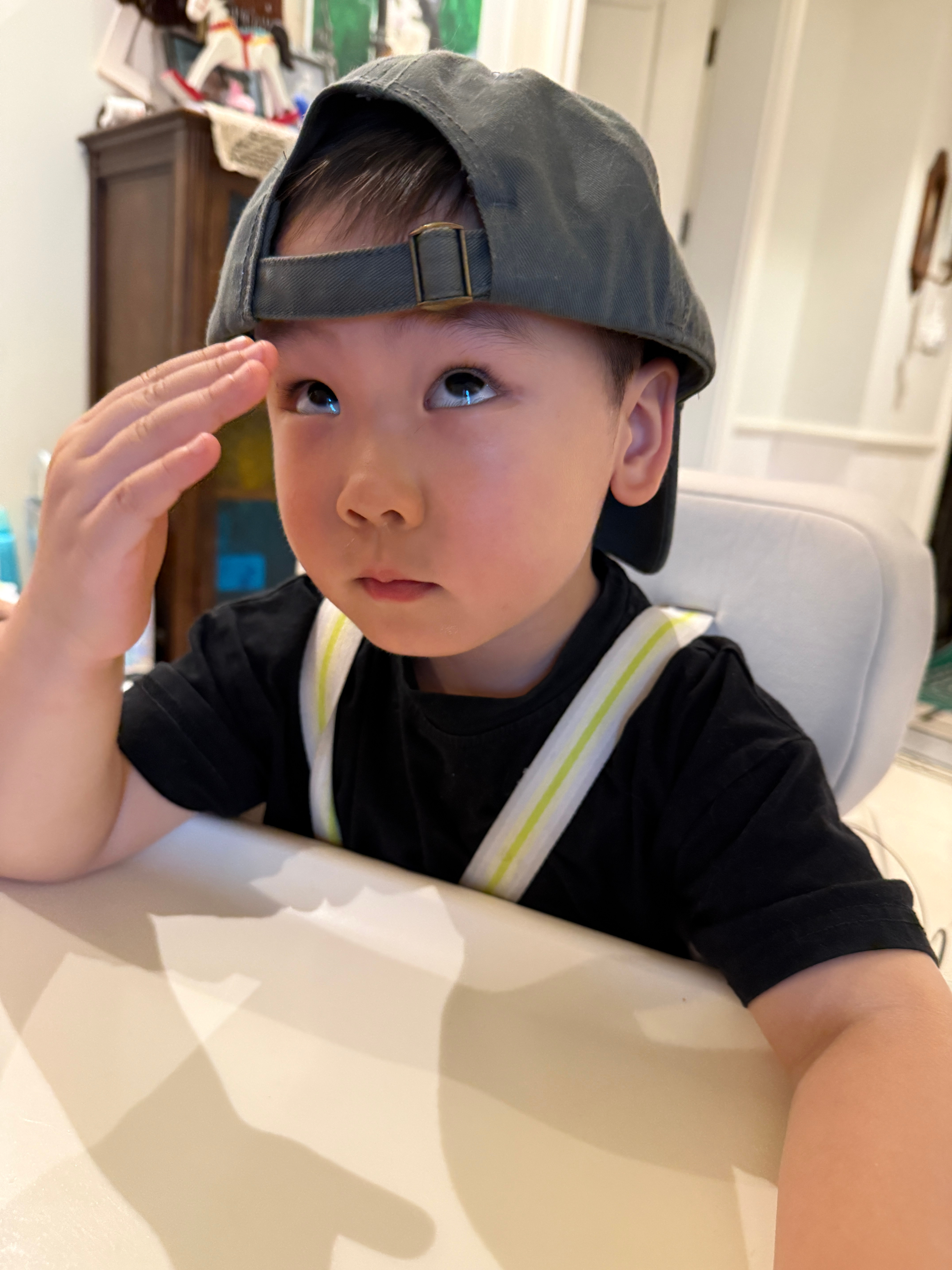 今天一直要反着戴我的帽子 