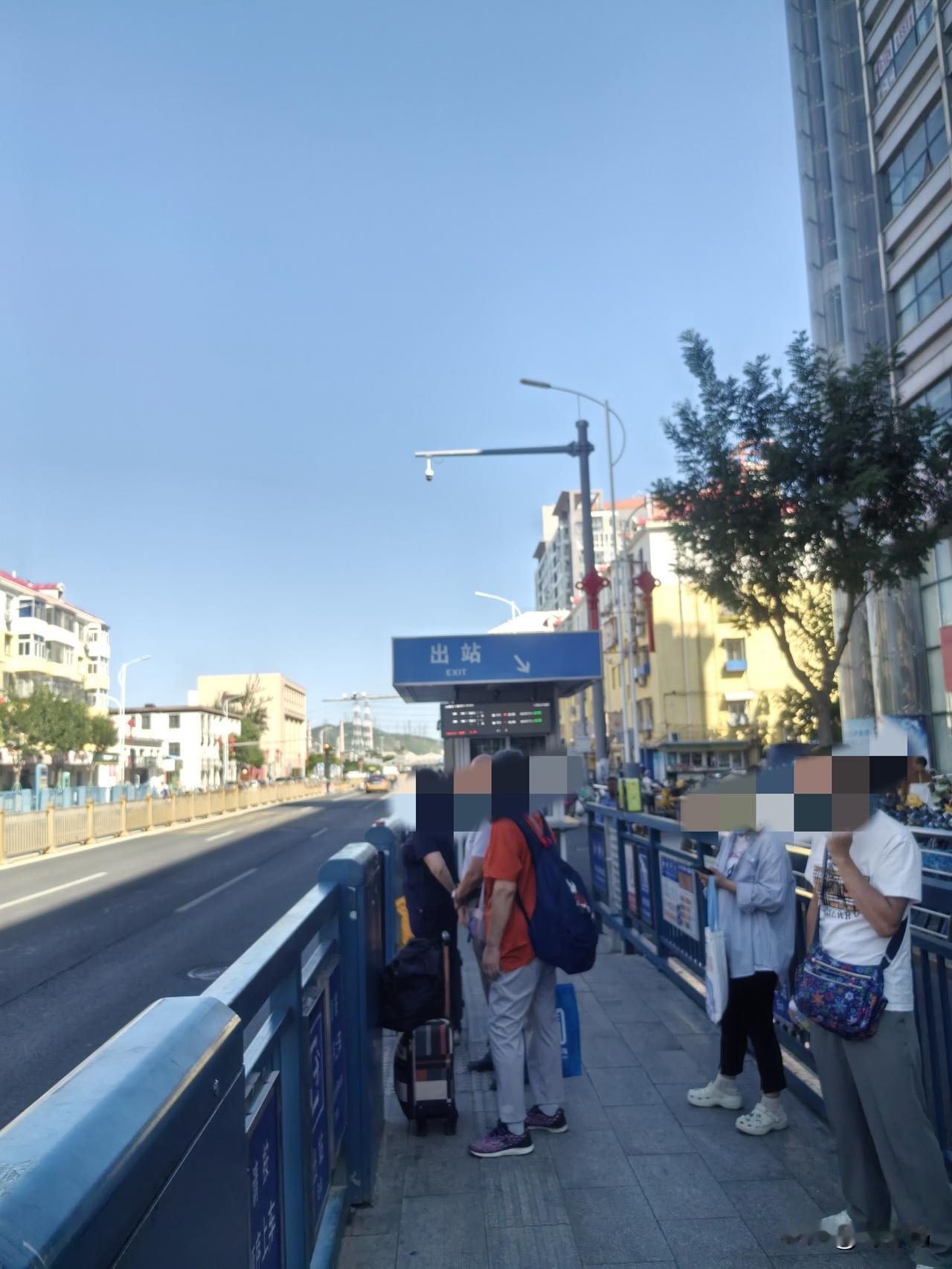今天我可没让座
    昨晚冬冬去奶奶家住，躲开了周一的上学早高峰，还能多睡一阵