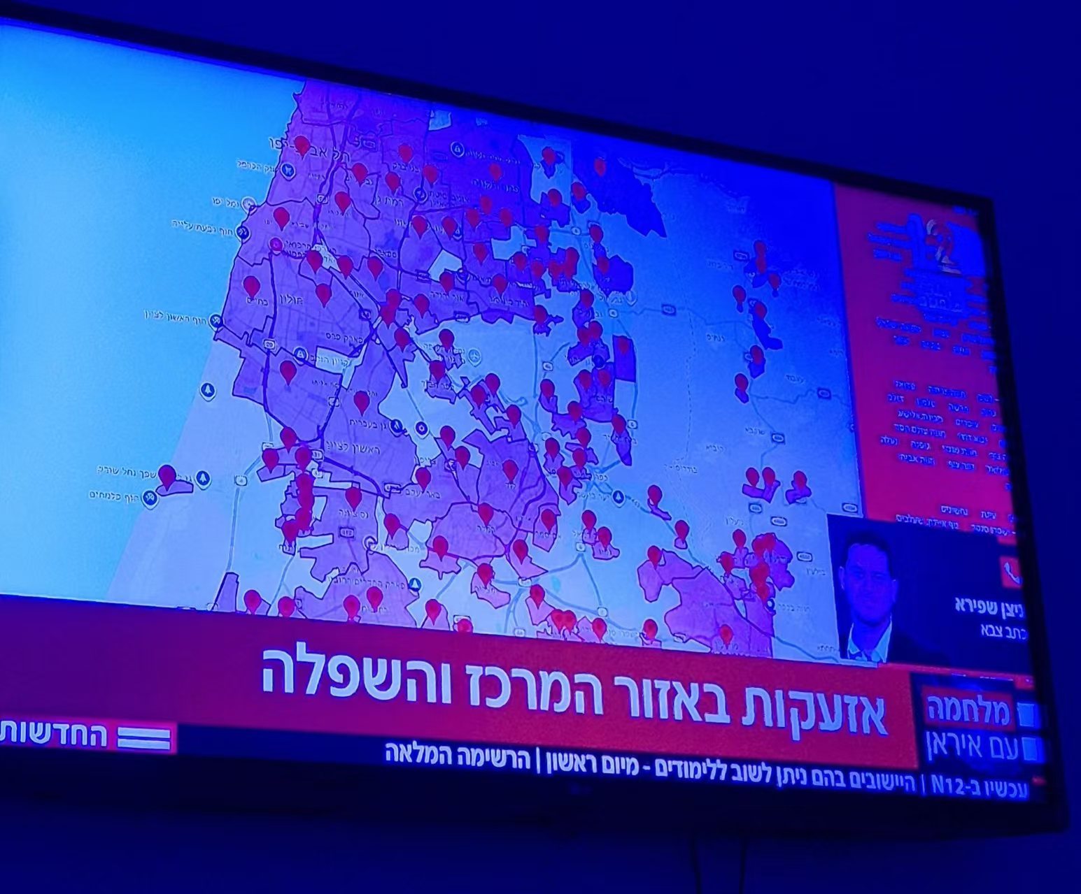 以色列的周六早晨的景象。一个陷入混乱的国家，生活在俄罗斯轮盘赌之中。以色列人质问