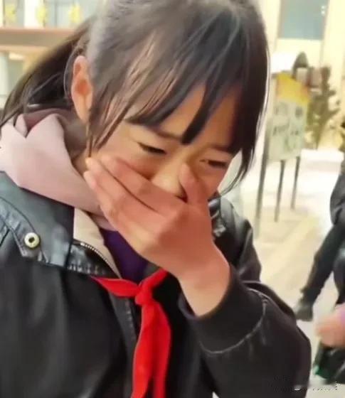 原来，女孩是被姐姐骂了一顿！女孩的爷爷说，当时女孩在学习，她的姐姐说“你学啥呢！