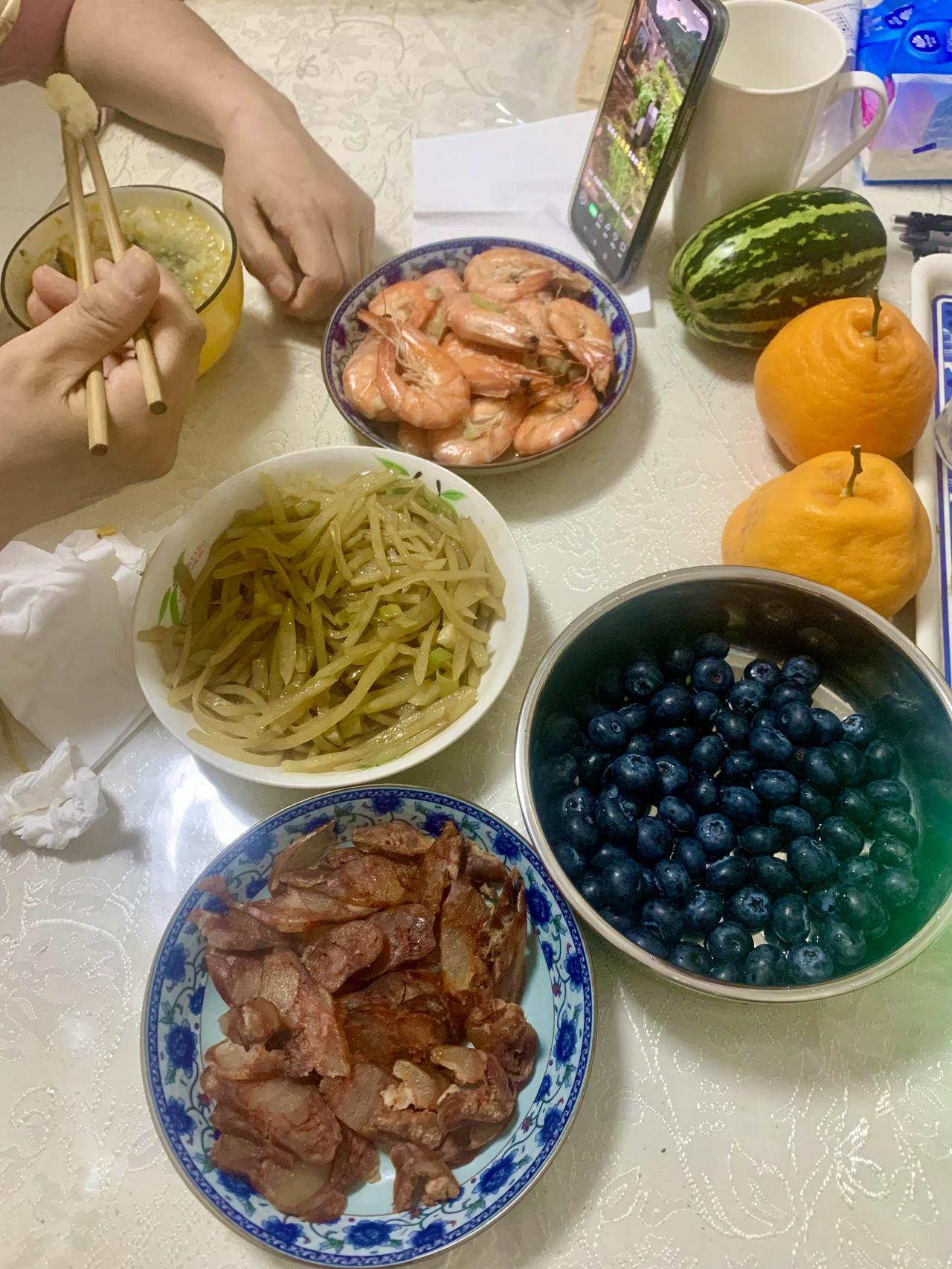 春日生活打卡季媳妇退休了，去一个便利店兼职。早出晚归，结果把我累坏了！每天晚上还