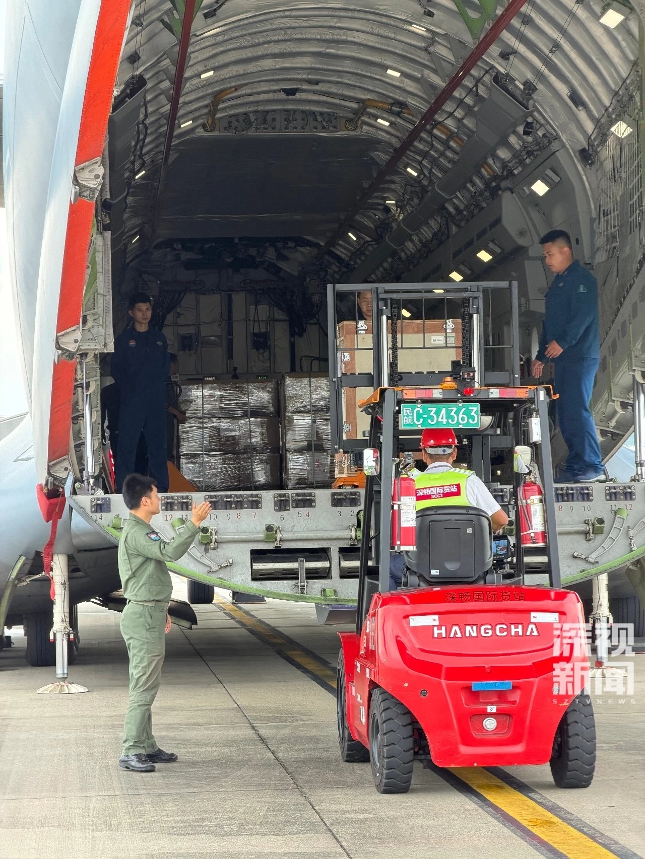 搭载中国向尼泊尔提供的第二批援助物资的运-20A从深圳宝安国际机场启运 烽火问鼎