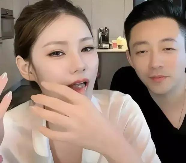 马筱梅疑似怀孕，直播间暗藏玄机引猜测。高情商怼黑粉有兰姐风范