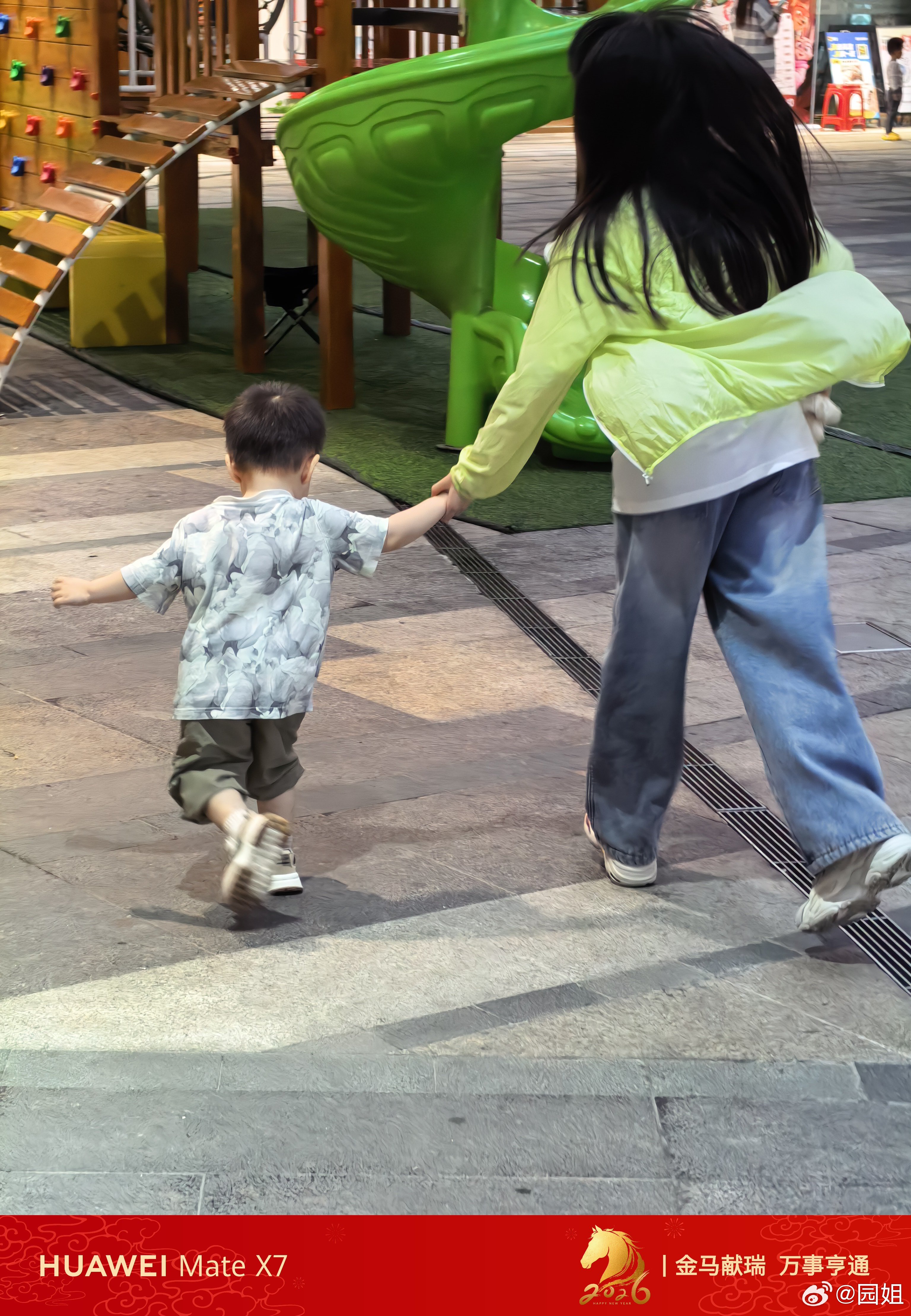 在飞机上补觉的两姐弟，二宝还比较乖，全程很听话，也没闹，落地就开始撒欢了。满地跑