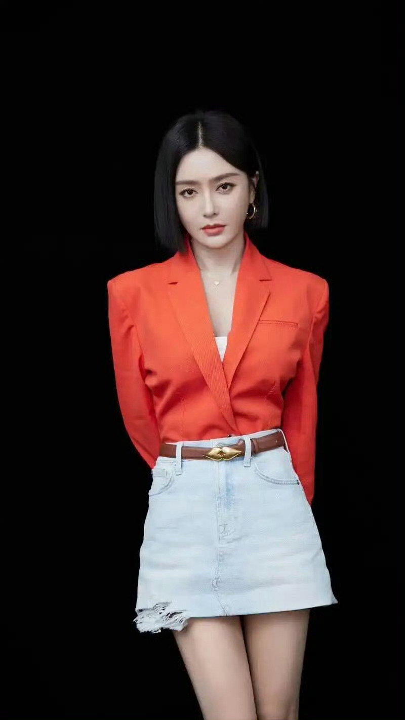 秦岚回应豪门婆婆50W梗直播里她接梗超鲜活，一句“姐有钱”又飒又可爱，把《亦舞之