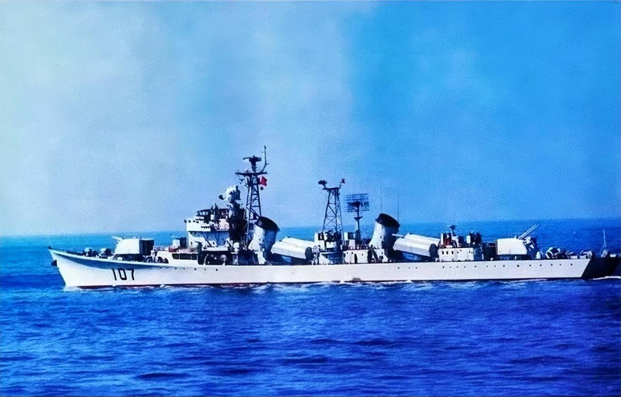 这是051型“银川舰”，舷号107，是中国海军第一代国产导弹驱逐舰的杰出代表。“
