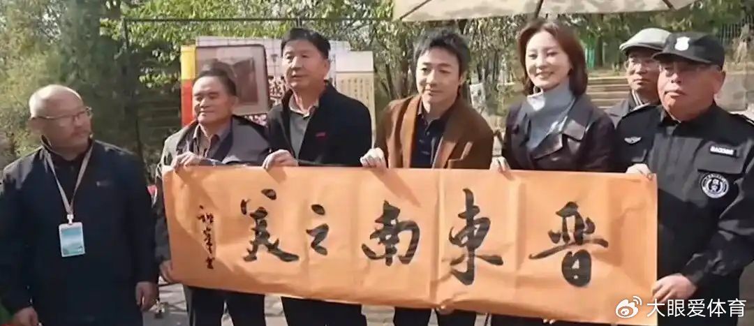 祖峰这个谐音梗直接爆了🤣把宾主尽东南之美改成晋东南之美，热度冲到534万。喊他