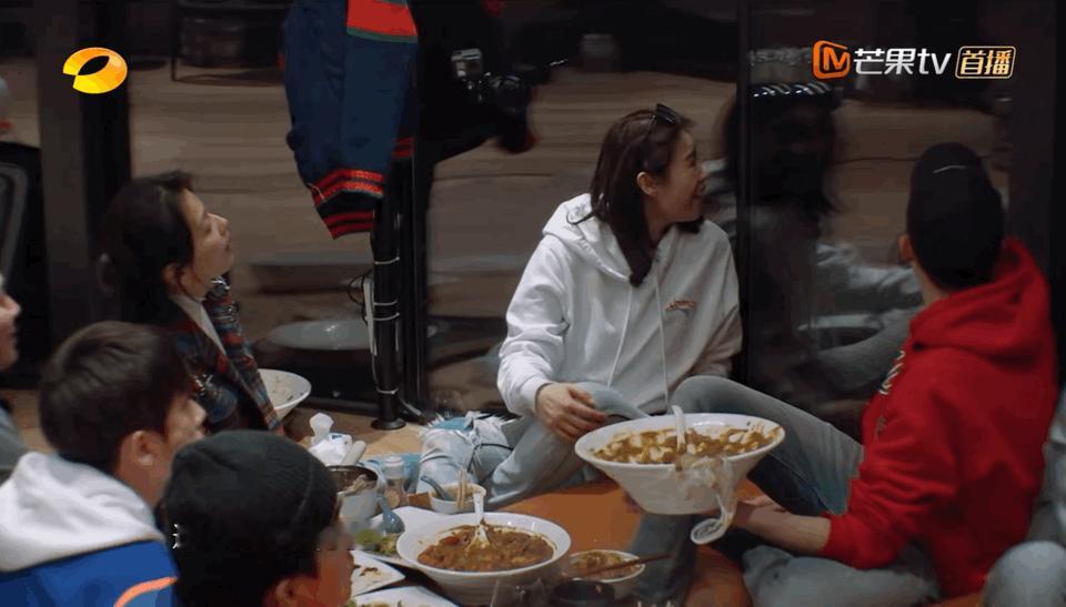 无谣乱辟，王鹤棣没有用大碗吃饭他又是在帮大家拌料分菜 