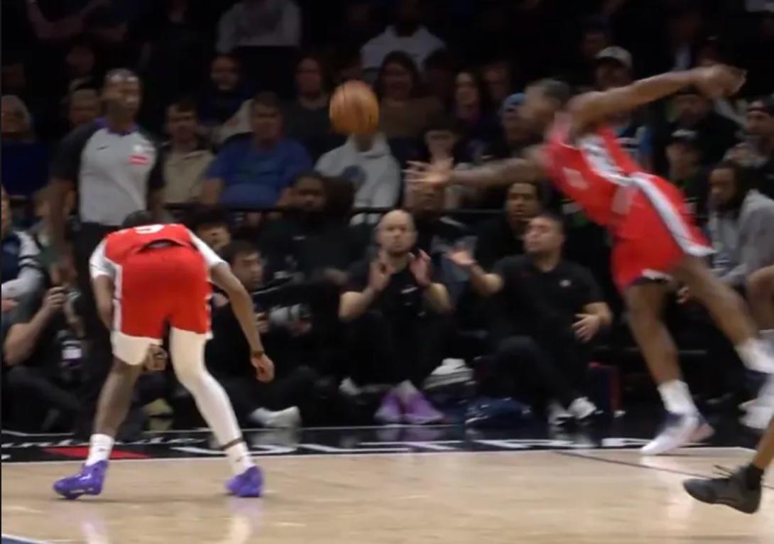 小卡今天真的太拼了，都已经是第四节了，快船都领先二十多分了，小卡还去飞身救球。看