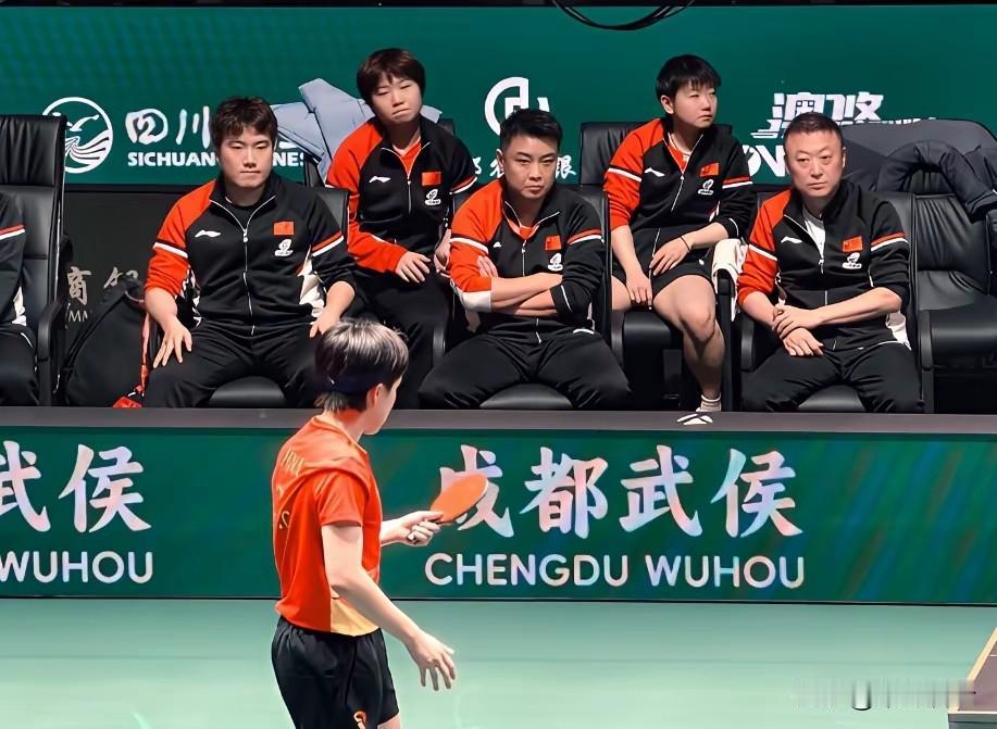 看来，王皓要去女队当主教练了，
你看，他看王楚钦时恶狠狠的，
一脸严肃的样子！