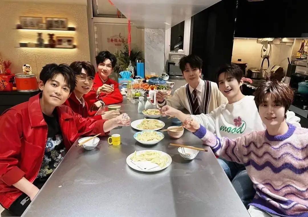 别盯着0713兄弟情了。
 
他们背后那群女人，建了个更牢的联盟。
 
冬至包饺