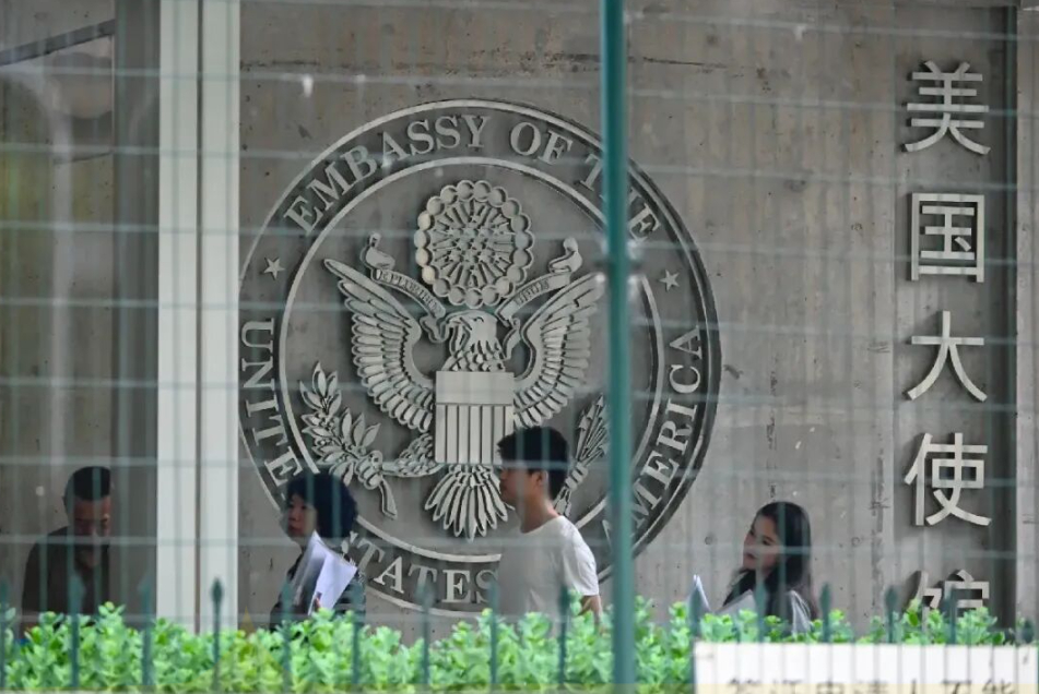 美国真的穷疯了，把向往美国的土殖当日本人往死里整，美国大使馆推出优速通：最近计划