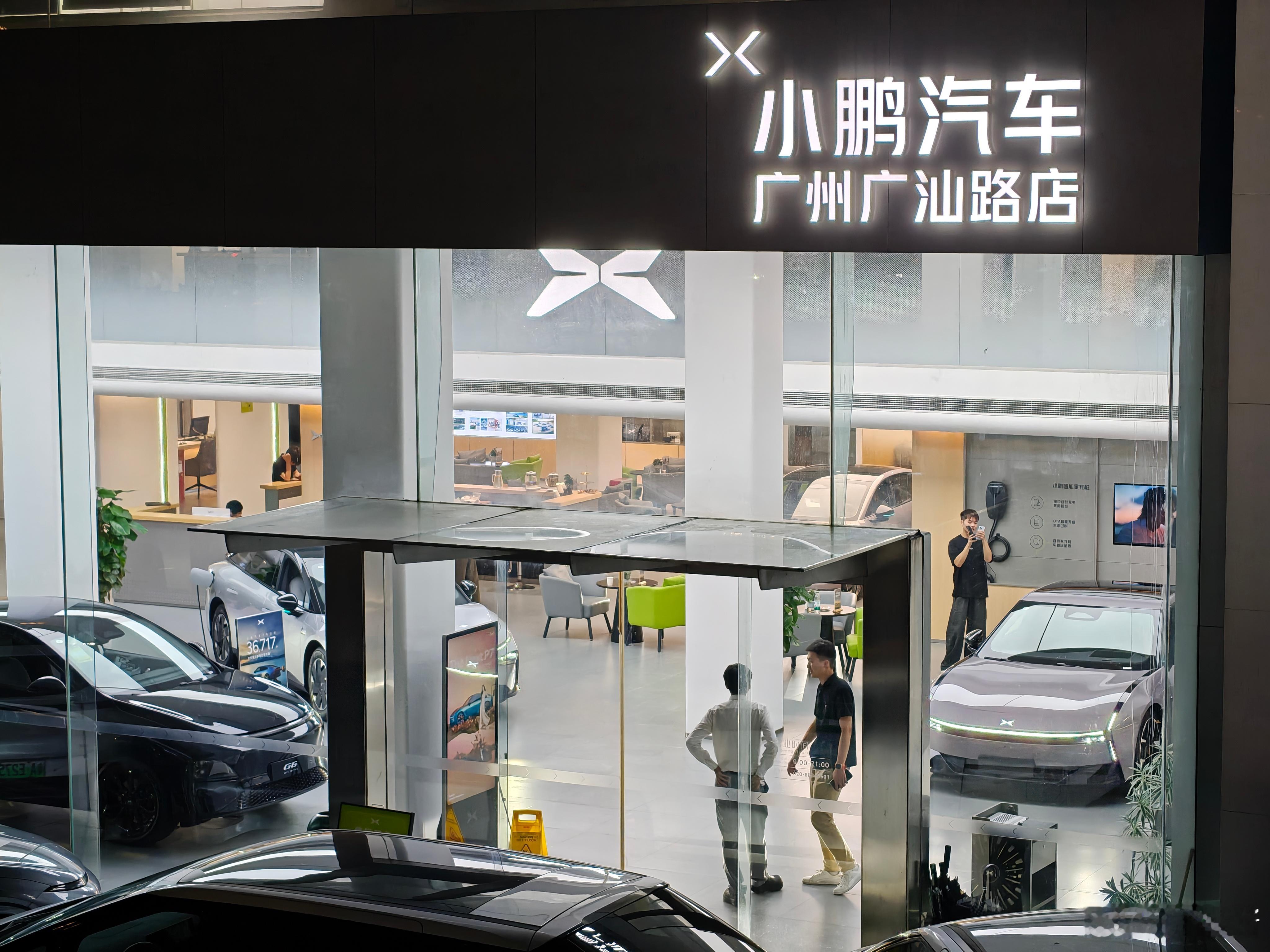 小鹏现在的效率是真高啊全新小鹏P7中国首秀 刚结束，展车就已经到店了不愧是小鹏速
