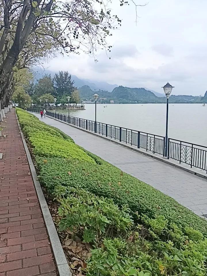 你敢相信吗？这也就是星湖了
是全国少有的5a级风景区之一