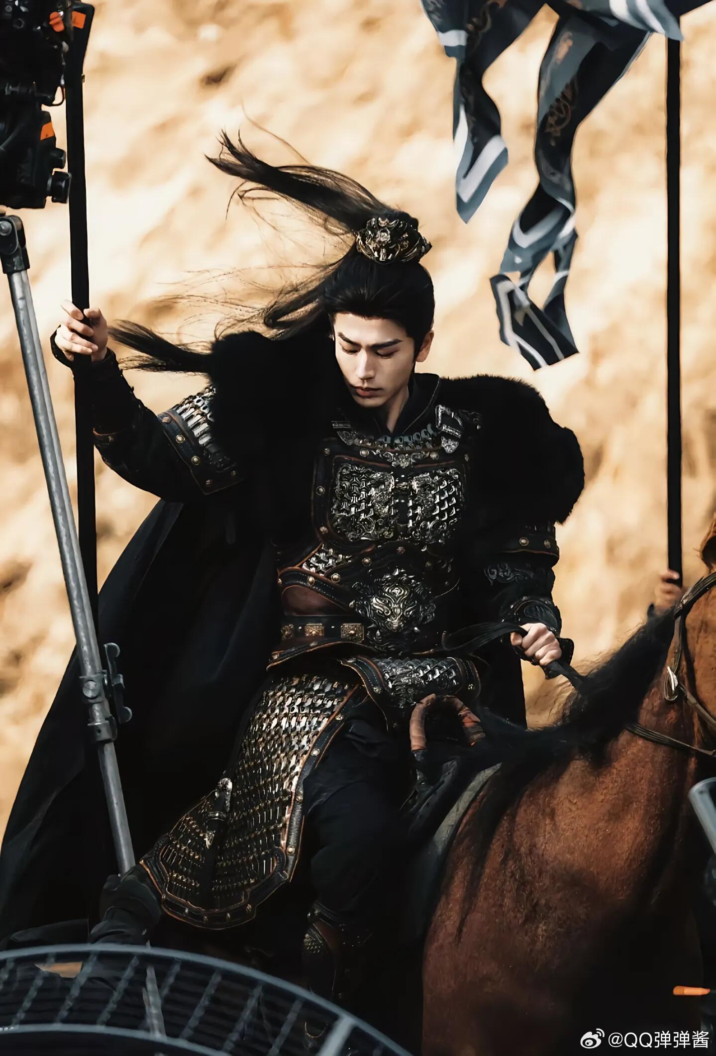 张凌赫的花语是手慢无战损妆破碎又倔强素衣儒雅战甲凌厉，张凌赫的反差感直接鲨疯了！