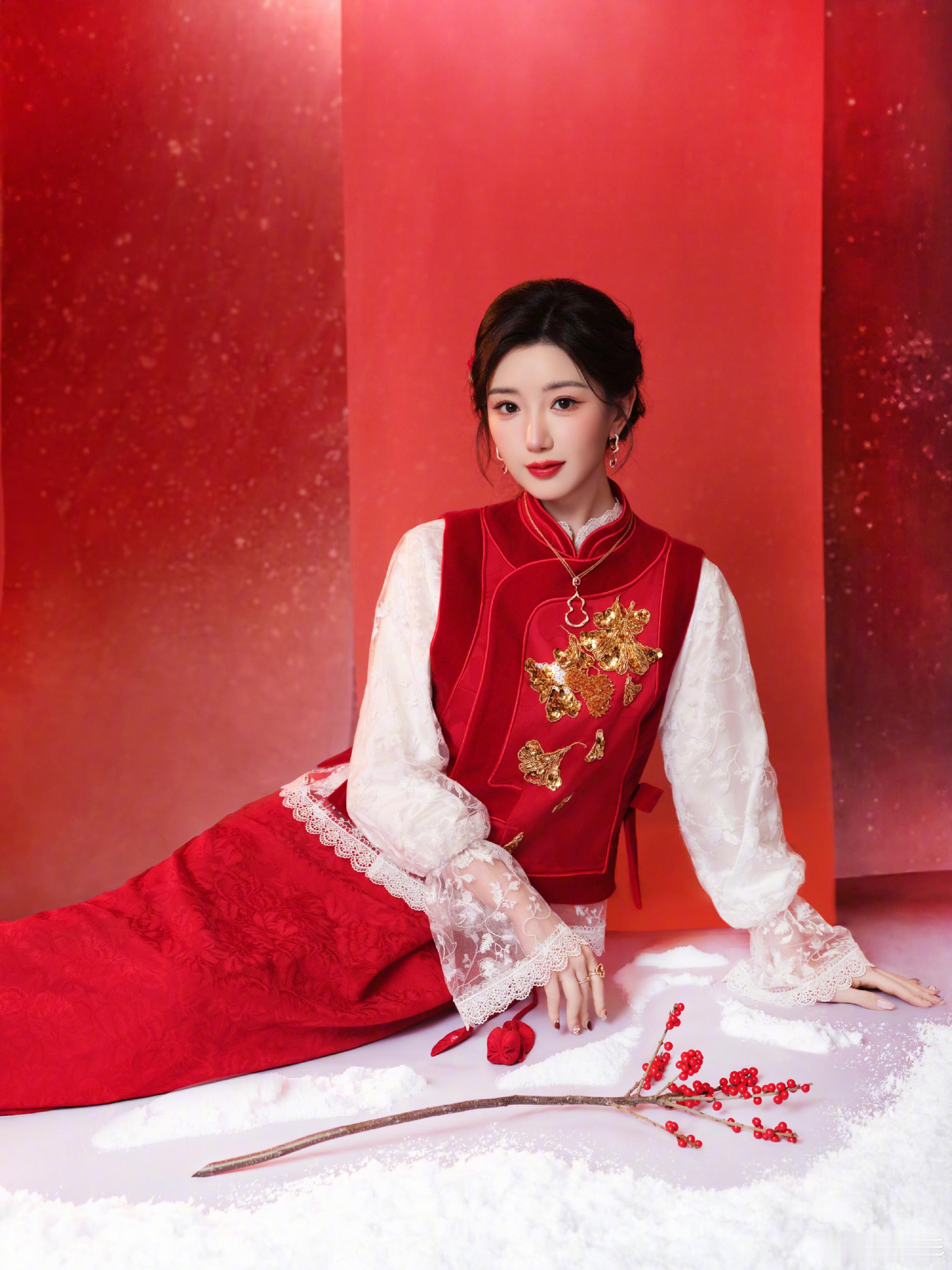 毛晓彤生日过年一起快乐 毛晓彤生日和过年撞在一起了，除夕宝宝祝大家一起快乐！红金