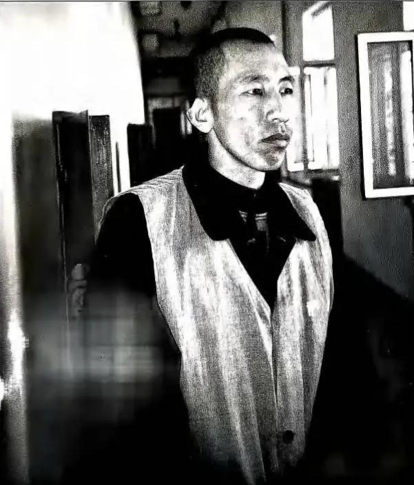 薛树立是黑龙江省肇州县人，从小好吃懒做不愿劳动，1994年盗窃判3年、1998年