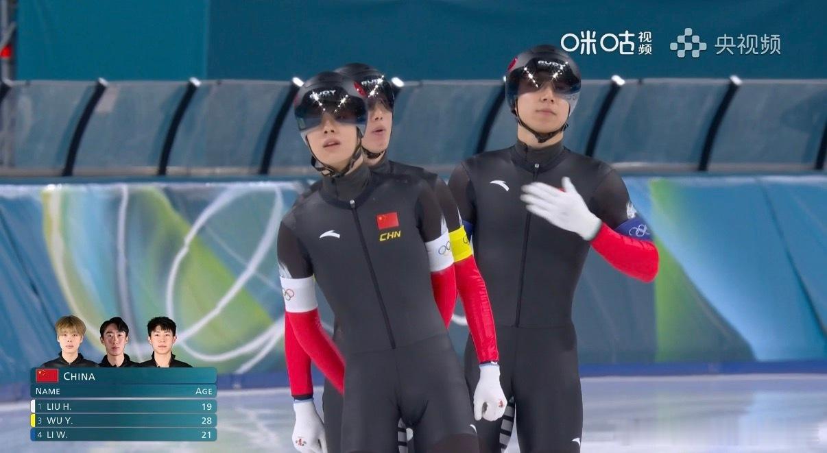 中国队晋级男子团体追逐半决赛在米兰冬奥会速度滑冰男子团体追逐1/4决赛中，刘瀚彬