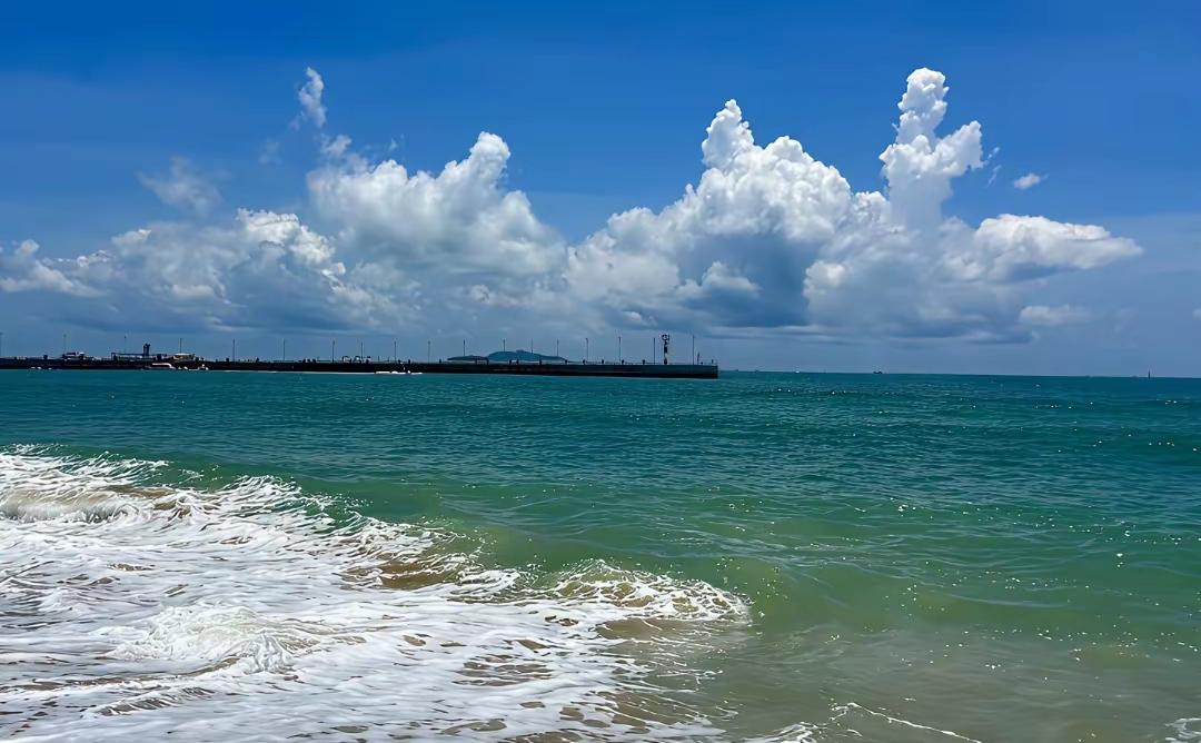 海浪拍岸，蓝天白云，好天气。国庆七天乐，要去祖国走遍大好河山，风景美如画，景色迷