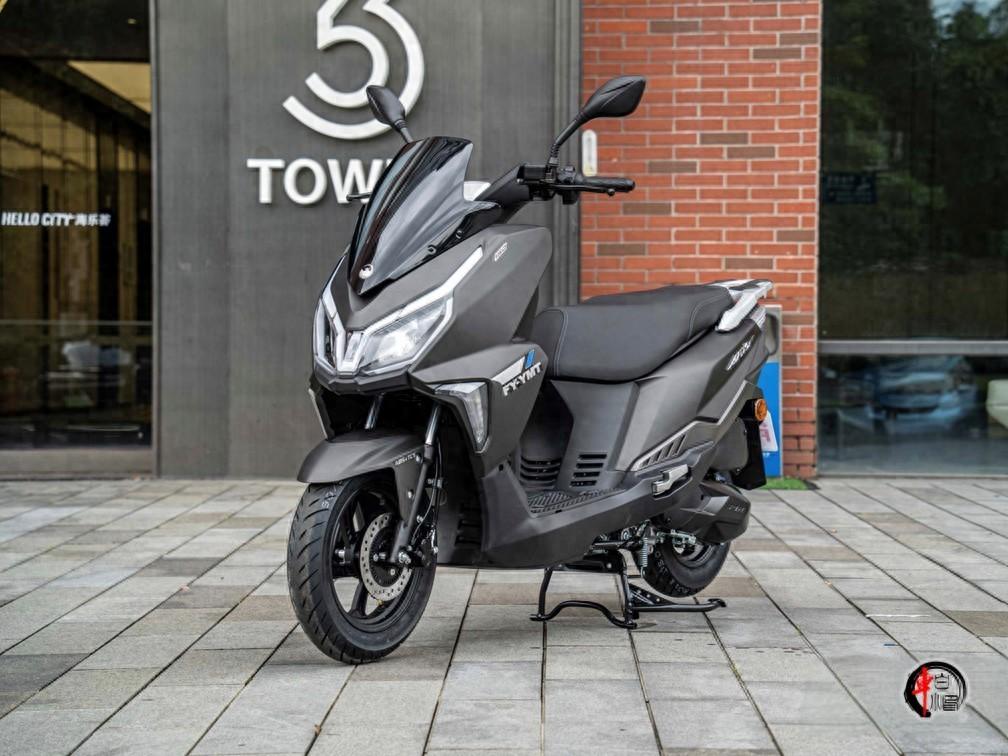 飞鹰推出超值通勤踏板AFX150，售价仅7380元。150cc风冷引擎配齐双通道