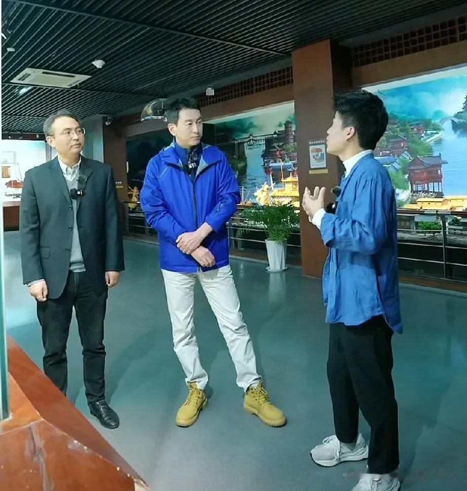 与辉同行阅山河，江苏行。董宇辉和总台主持人鲁健老师和摄影家朱天羽带大家了解中国漕