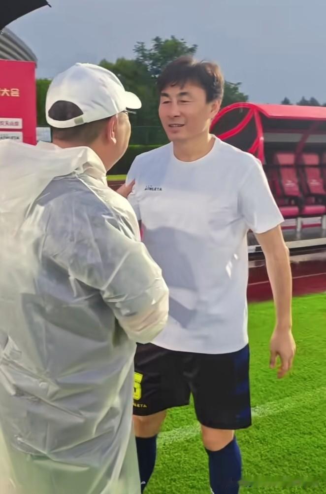 董路见到李玮锋主动热情握手。
董路足球圈重量级朋友李玮锋和老球员们一起组队，与中