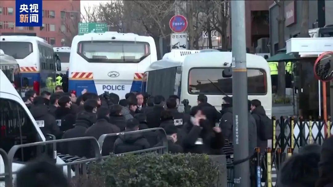 万万没想到，尹锡悦内乱罪一审宣判之际，出狱三年的朴槿惠竟然也惹上了官司！究竟是巧