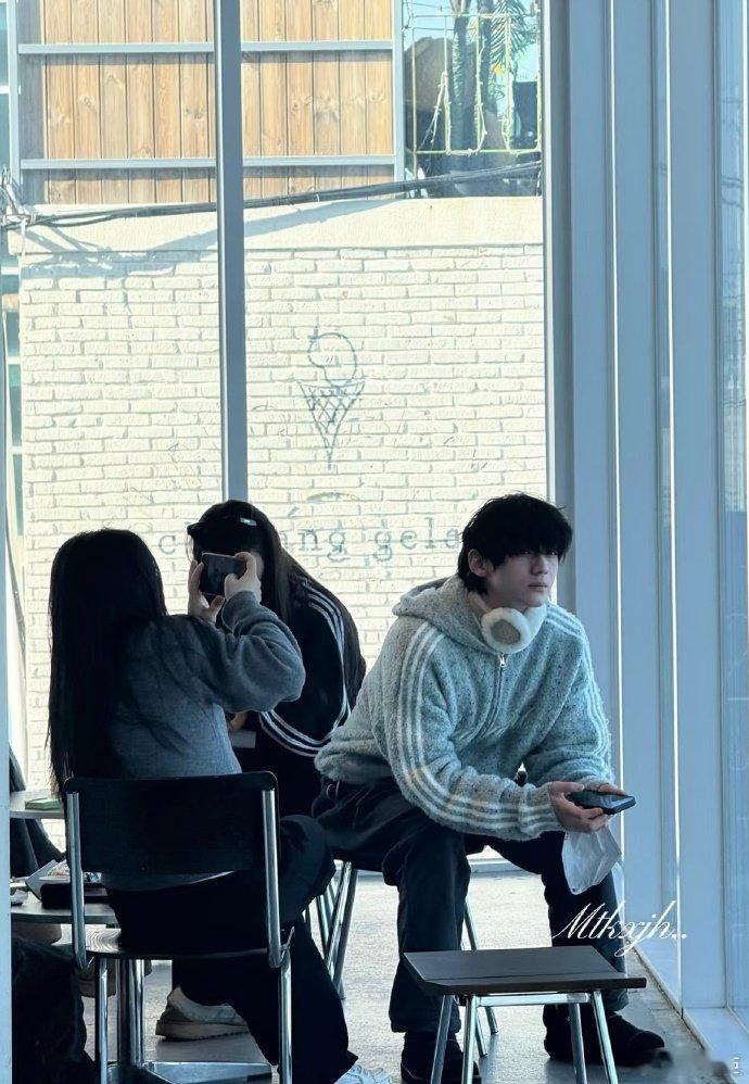 韩国偶遇赖伟明 首尔街头的韩系靓仔！被网友偶遇，毛绒耳罩 + 羊羔绒外套的搭配软