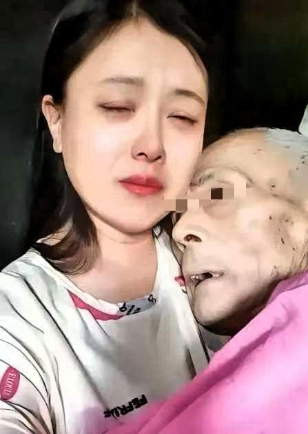 泪目了，河南，一老人在医院看病，自知可能要不行了，就跟女儿说想喝一碗面汤，女儿急