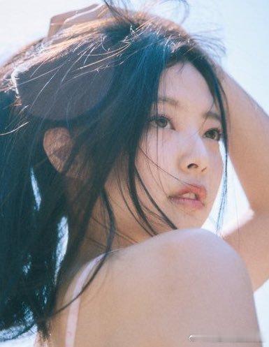 Jennie25岁写真集25岁的Jennie用写真证明了时尚实力，每一套造型都精