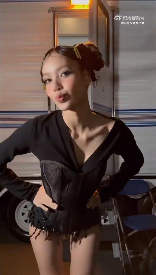 Lisa更新的变装视频，四个造型大胆又性感，每一次换装都像是在开启新的魅力篇章，