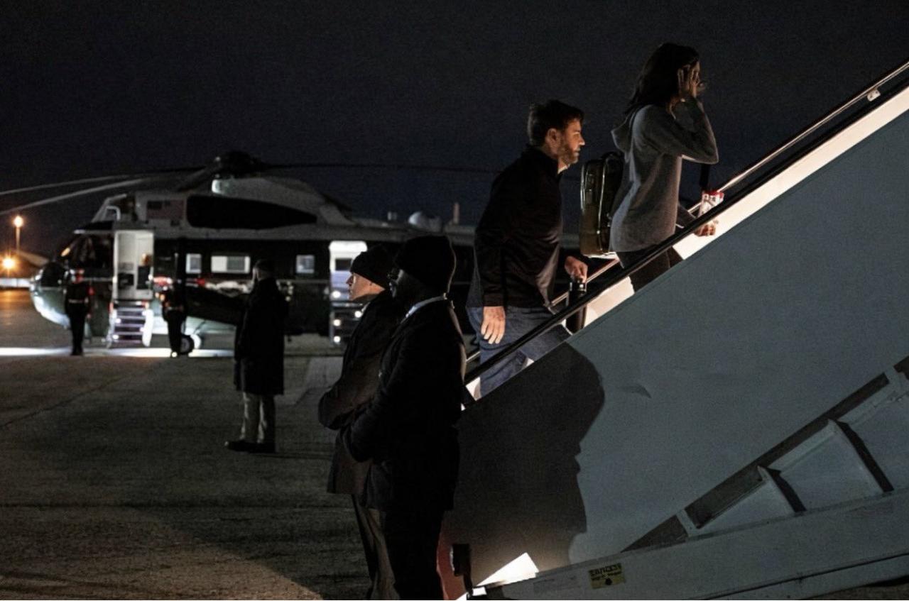 搭载副总统约翰·德·万斯的空军二号（C-32A）预计将于周五晚间或周六凌晨（当地