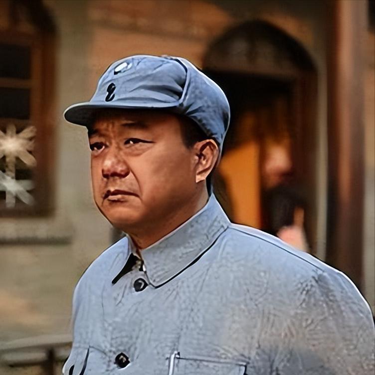 演员，董勇，去三里屯喝酒，大雪天，很冷，有条流浪狗很可怜，转悠来转悠去的，没人认
