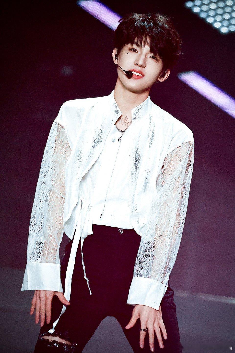 张泽禹别看手机看看我吧张泽禹毛绒小王冠软糯配饰加持氛围感十足，张泽禹撒娇求视线甜