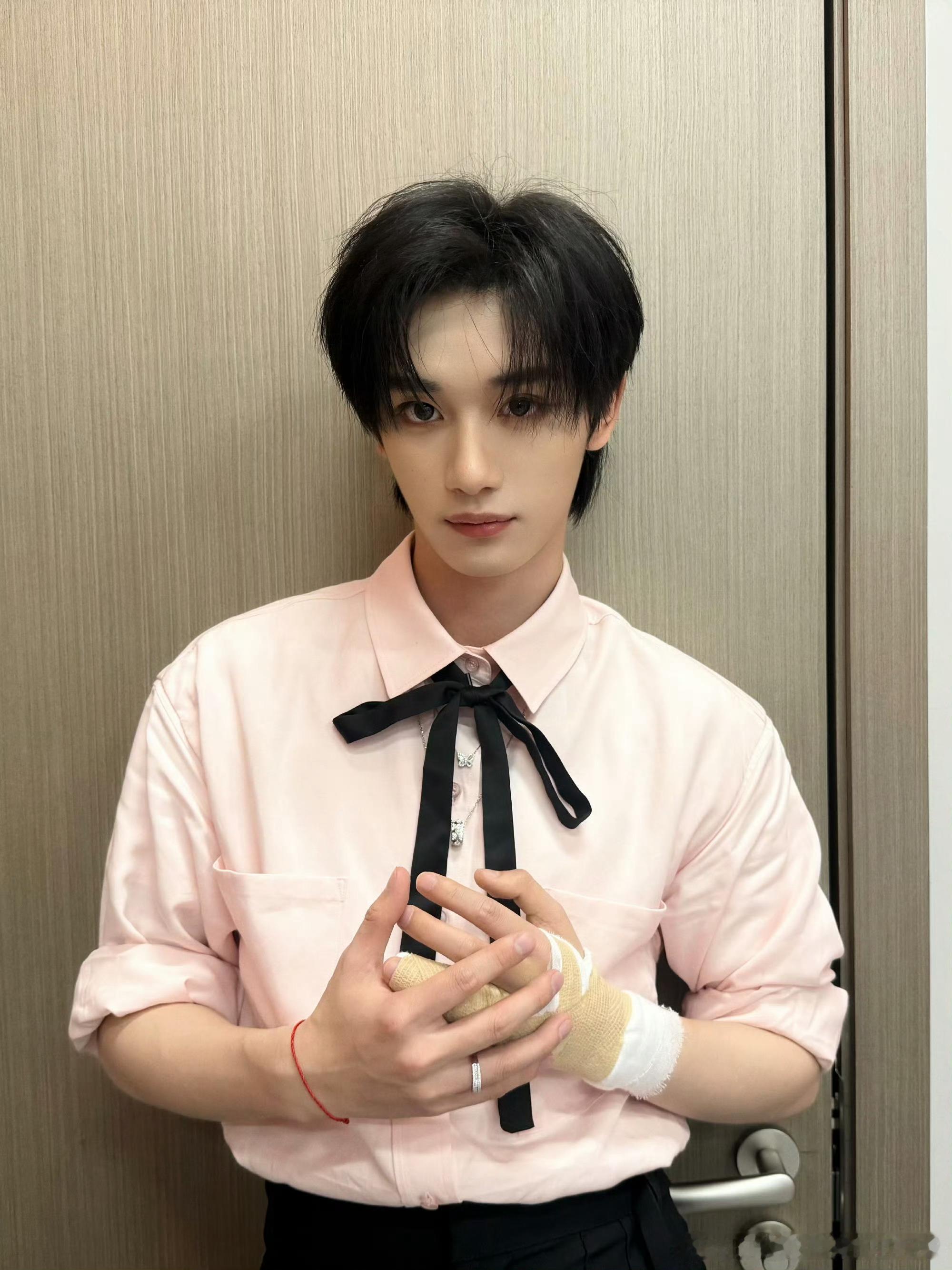 丁程鑫给黄晓明指挥迷糊了丁程鑫心有灵犀环节脑洞大开，和黄晓明搭档一人描述一人比划