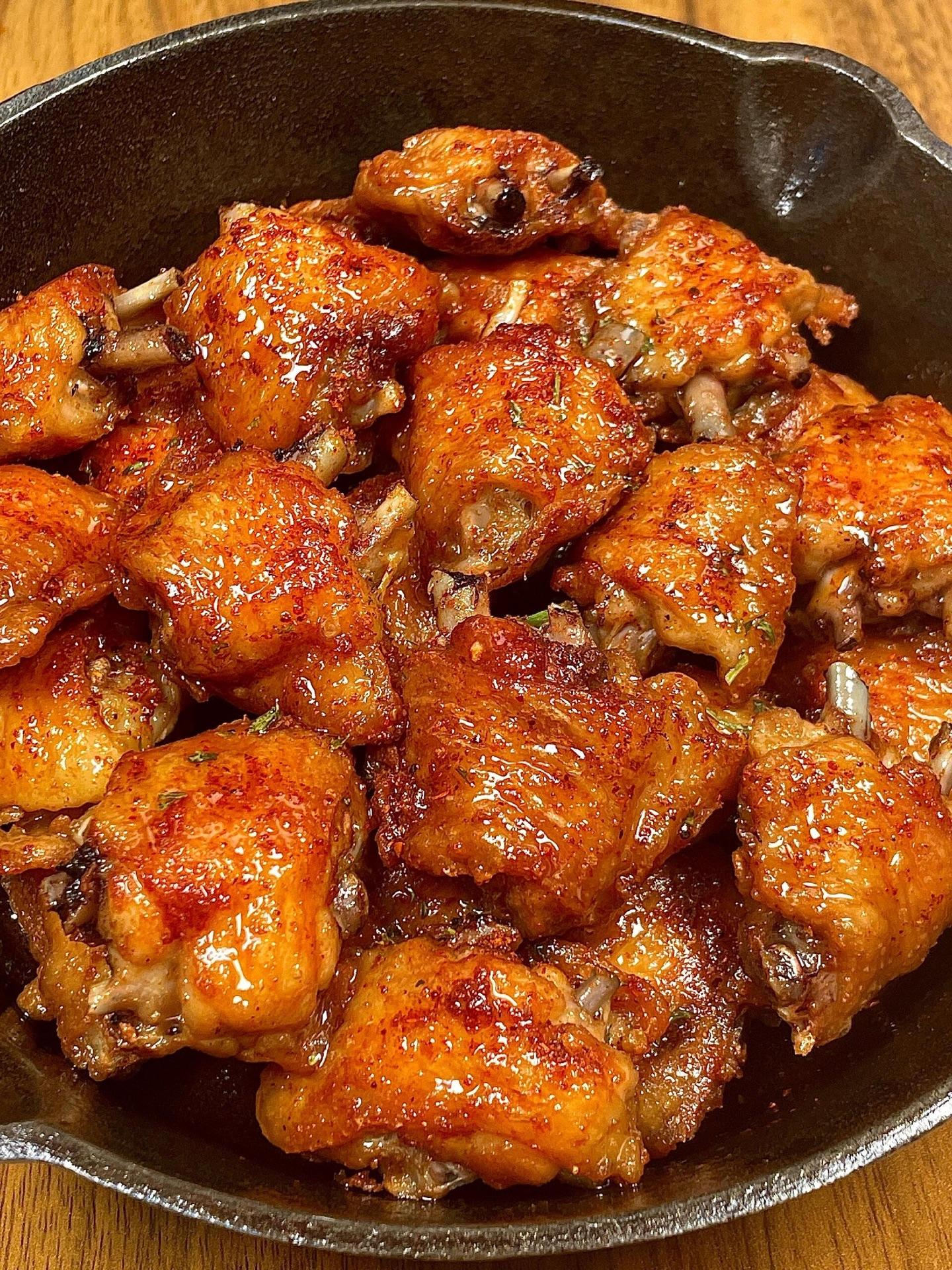 超香的椒盐鸡翅。鸡翅外酥里嫩！吃一口根本停不下来！ 出锅时撒上自己喜欢...