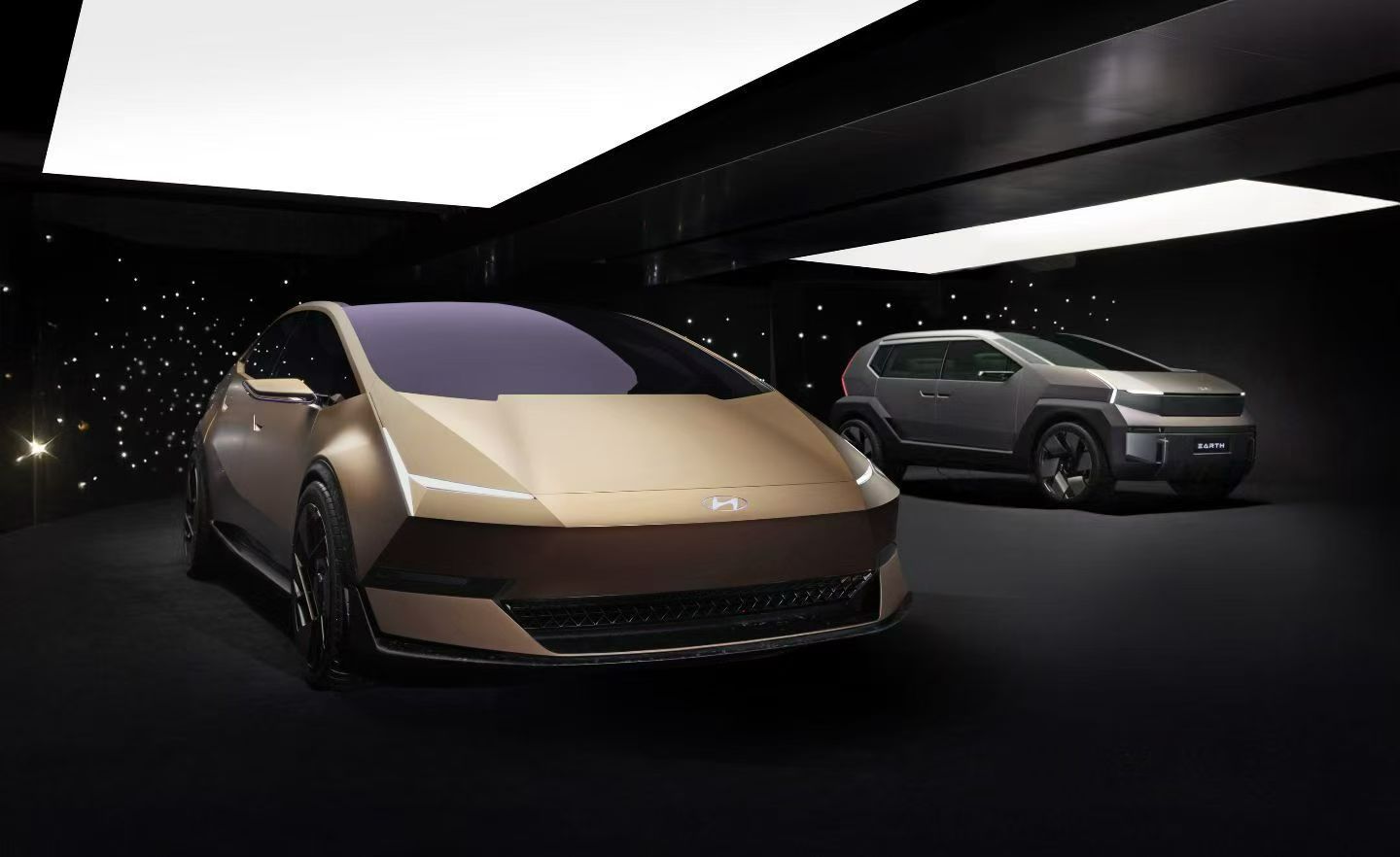 现代汽车IONIQ概念车，内饰有点极越。VENUS CONCEPT与EARTH 