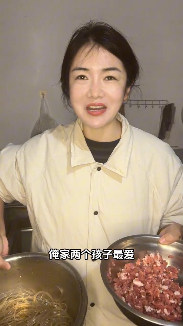 已经泡好了，今晚上准备做一个肉末粉条，我家两个孩子最爱。倒油，先把肉末炒一下。这