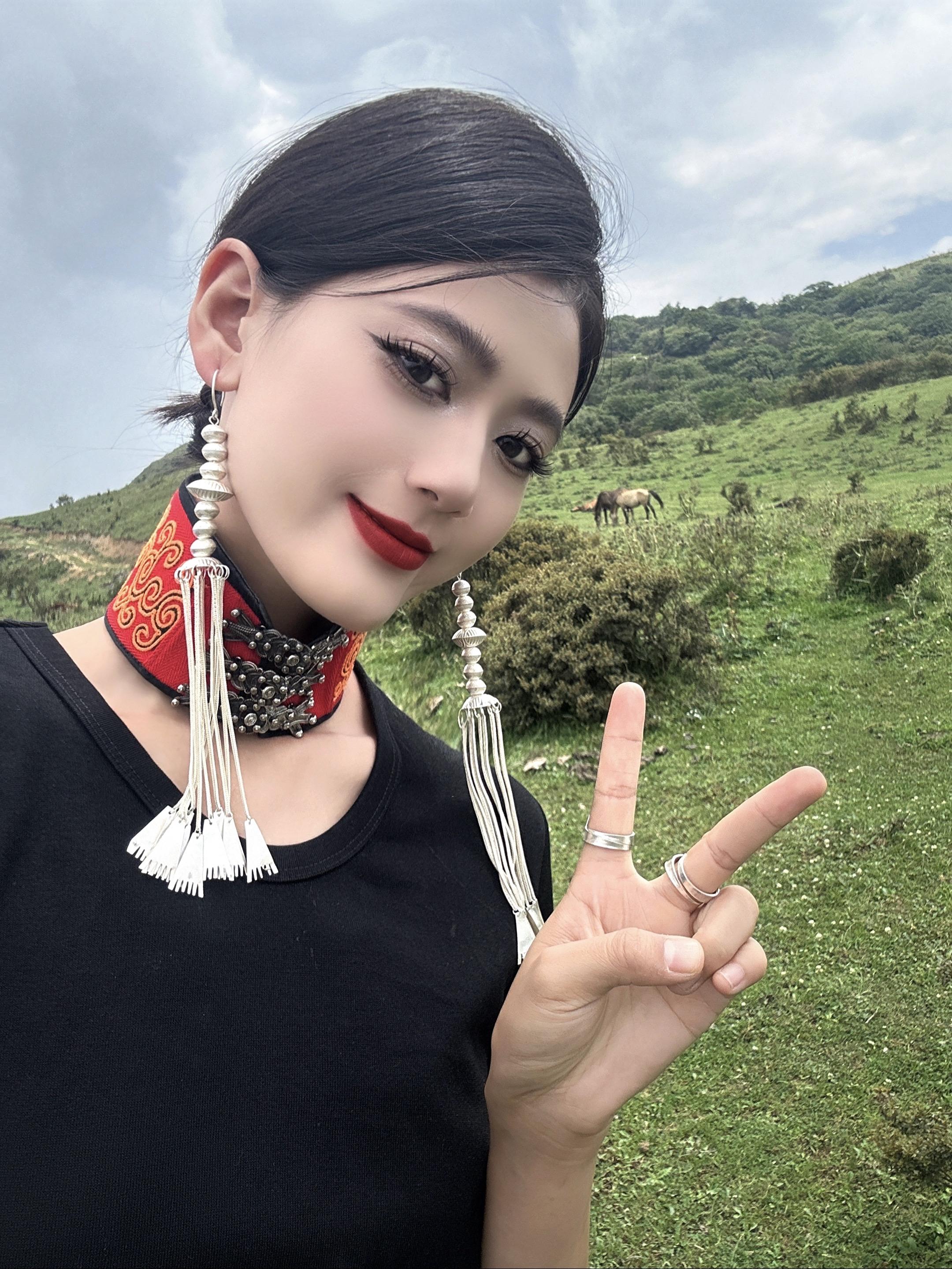 “亲爱的彝族女孩 你生来便是高山”🏔️。
