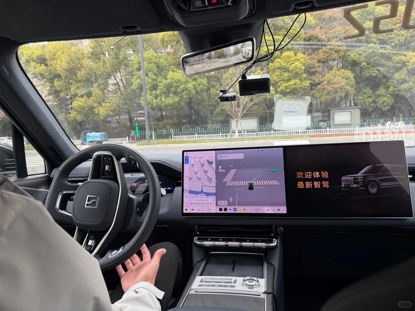 在杭州就是好，享福了三条车道全是吉利Robotaxi，极氪9X亮着小蓝灯，闪亮登