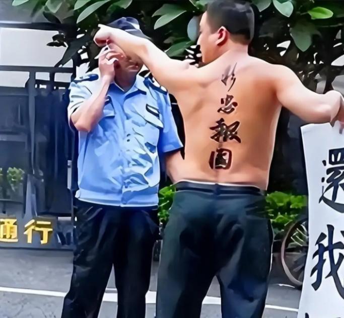 当年放火烧了日本“靖国神社”的中国人刘强, 回国之后却被单位开除，还被妻子抛弃，