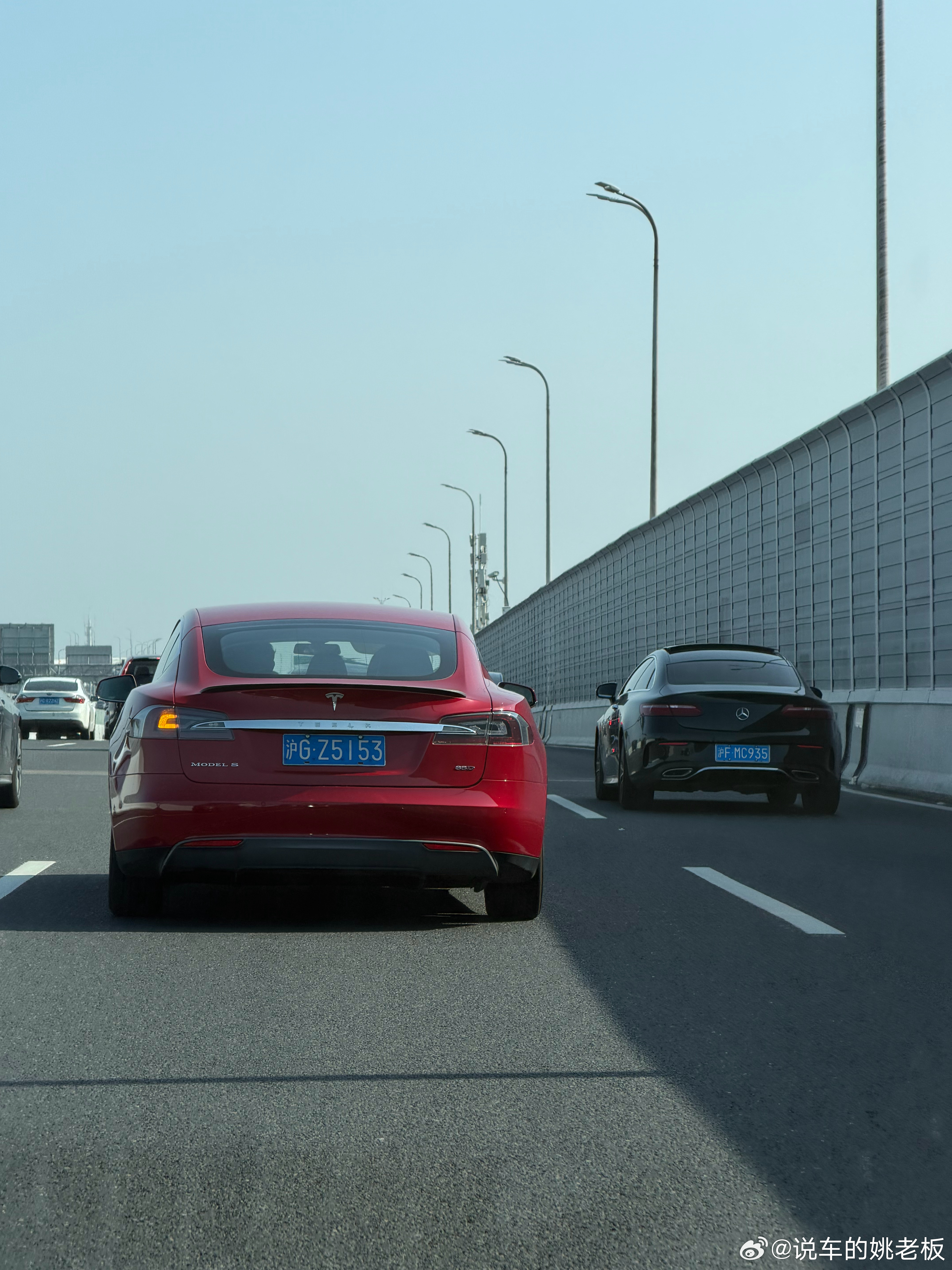 在上海能见到蓝牌特斯拉，才是真正藏在烟火里的Old Money。上海本就是最早一