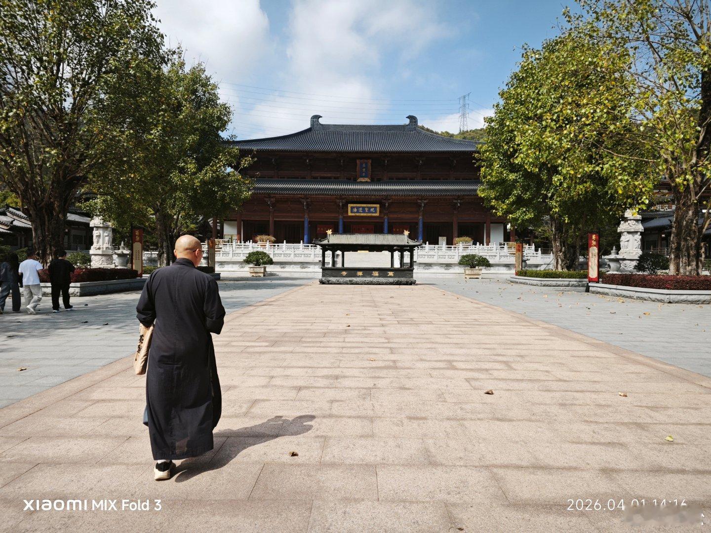 至福建省福清市，欲参观福耀玻璃，当地人介绍，曹德旺是好人，做了很多慈善，还捐资重