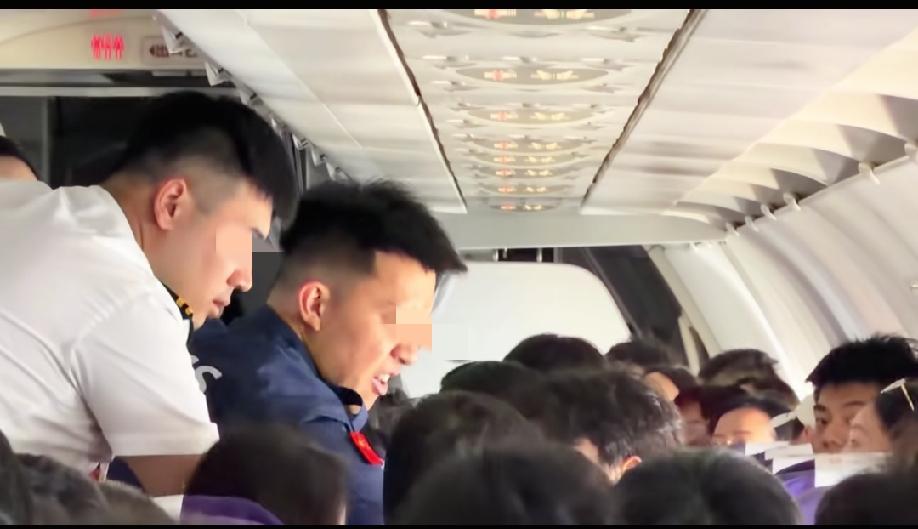8月6日，成都飞唐山的航班上，乘客之间疑似因为座椅调节问题在万米高空直接干起来了