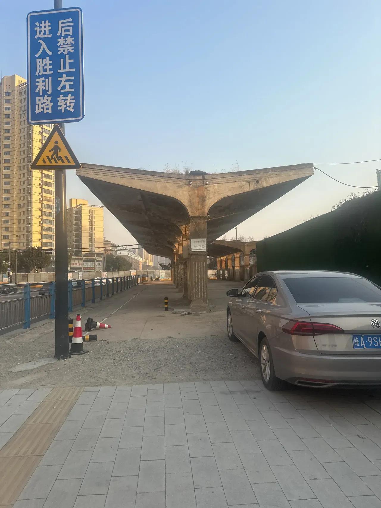 合肥火车站变迁史？哪个更有设计感？

其实各有千秋！都具备各个时代的特色！
1.