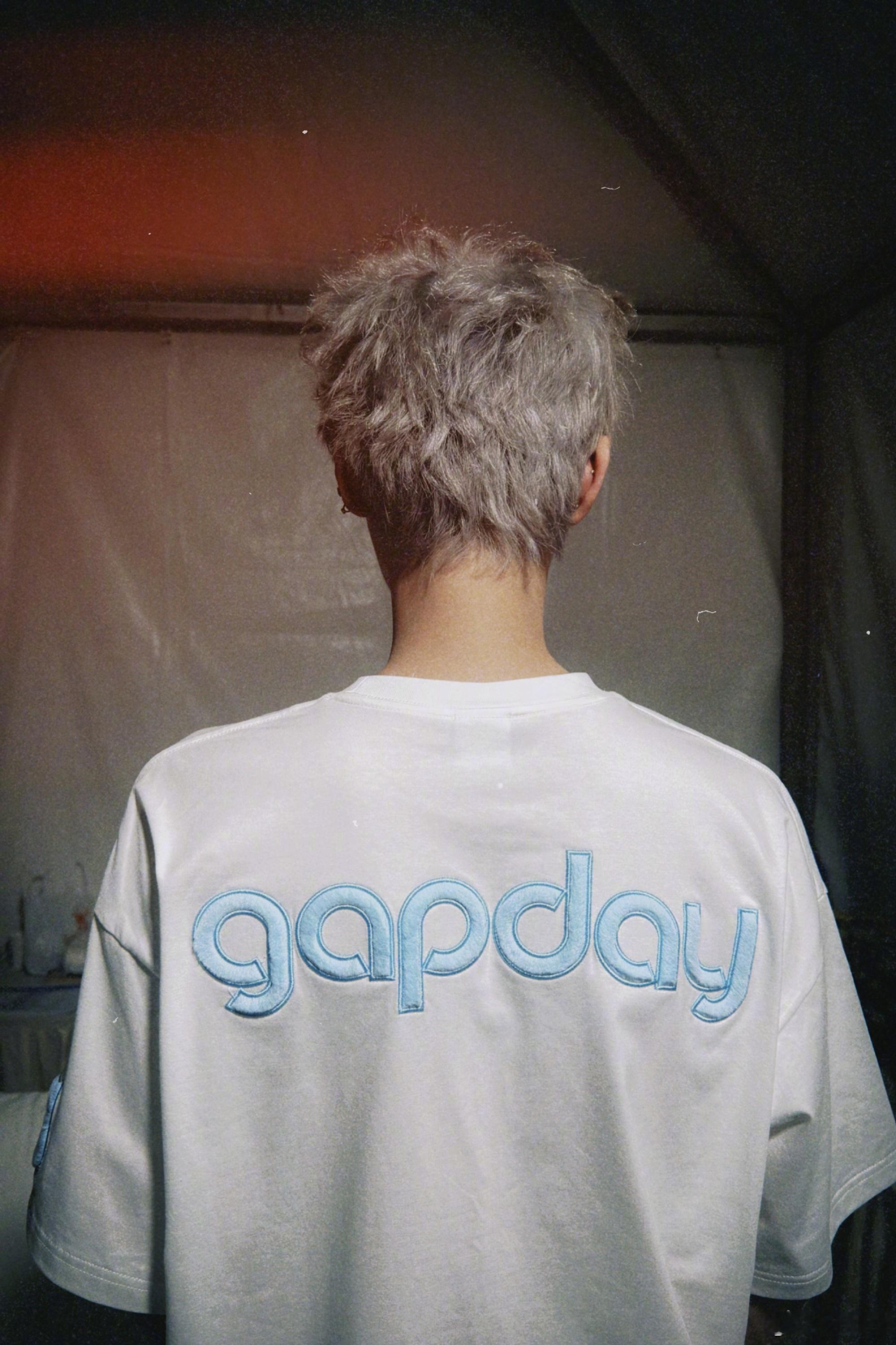 鹿晗gapday音乐节 🦌歌手鹿晗 想和你离开这个无聊的地方 看着遥远的地球我