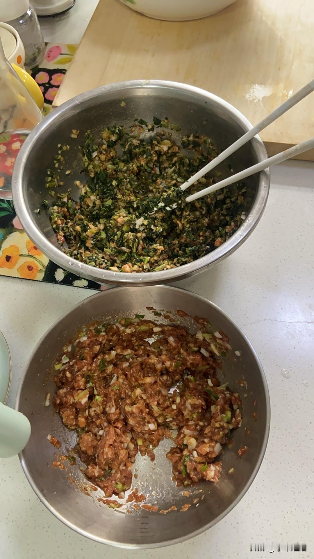 老头子歇班，弄了两种馅，一个是大葱猪肉馅！一个是水萝卜樱子猪肉馅！
老头吃第二种